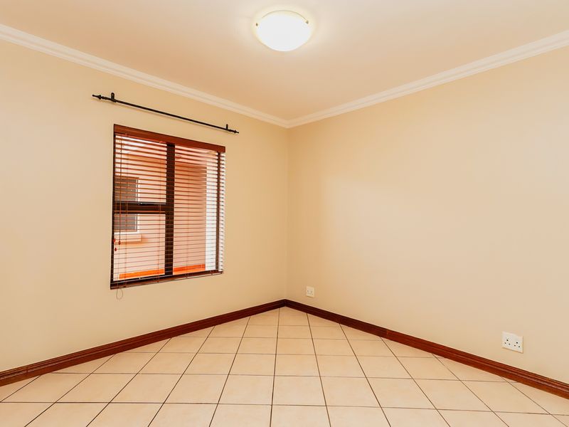 Modern Ground-Floor 2 Bedroom Apartment with Enclosed Braai Area. - Photo 6