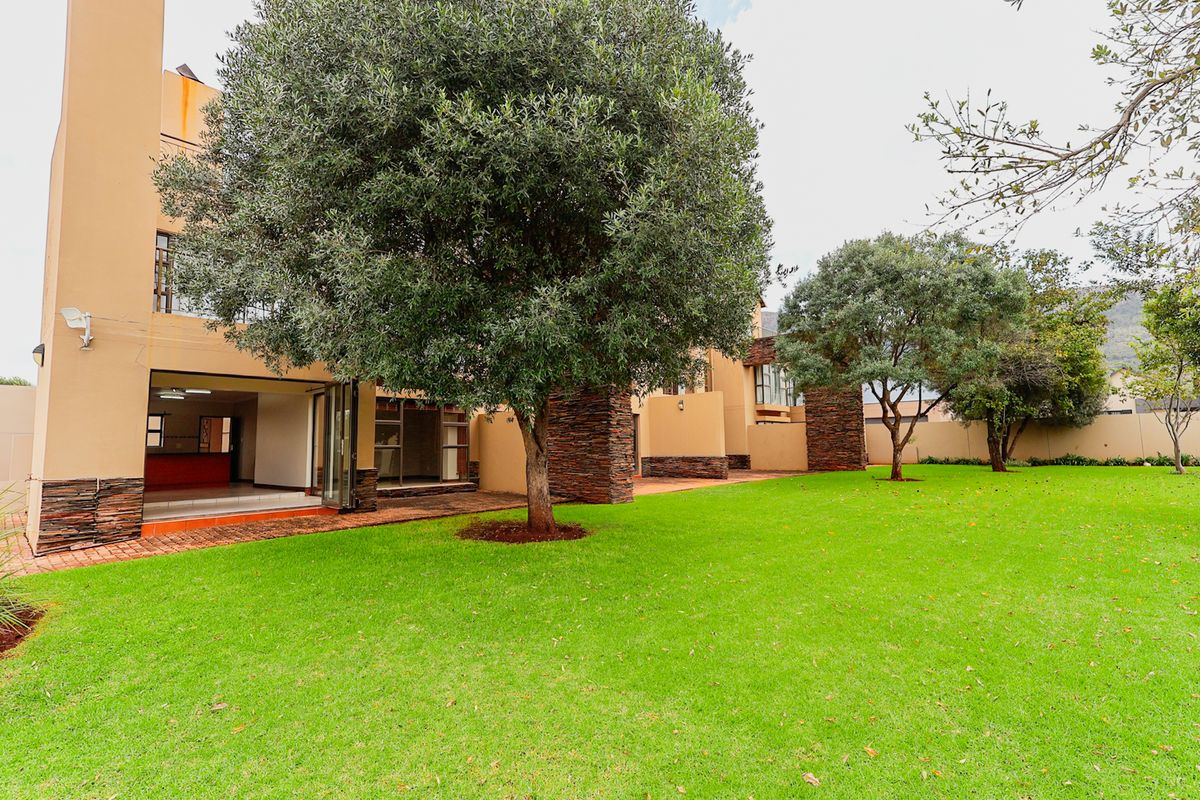 Modern Ground-Floor 2 Bedroom Apartment with Enclosed Braai Area. - Photo 2