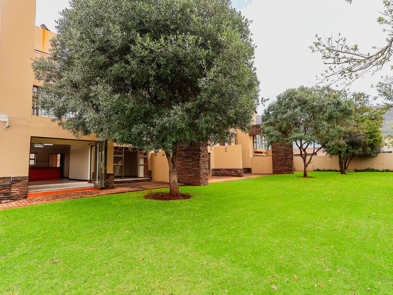 Modern Ground-Floor 2 Bedroom Apartment with Enclosed Braai Area. - Photo 2