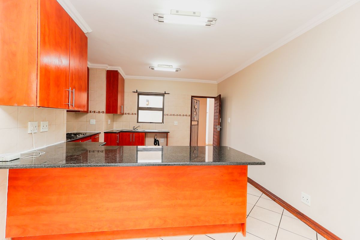 Modern Ground-Floor 2 Bedroom Apartment with Enclosed Braai Area. - Photo 5