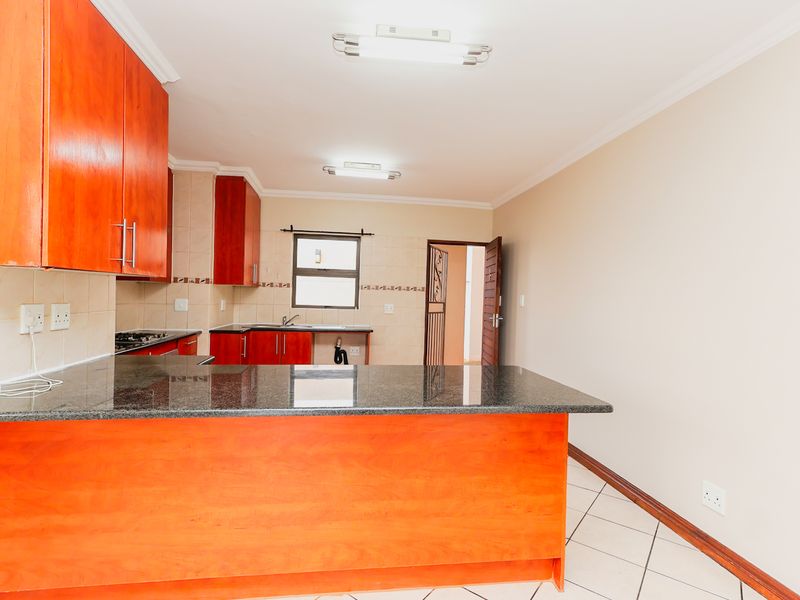 Modern Ground-Floor 2 Bedroom Apartment with Enclosed Braai Area. - Photo 5