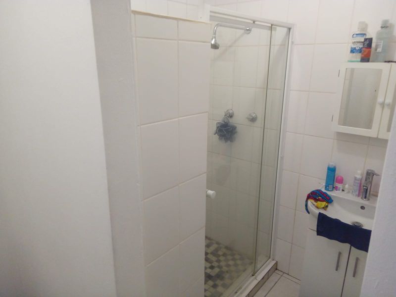 Room with own bathroom in a beautiful garden. - Photo 9
