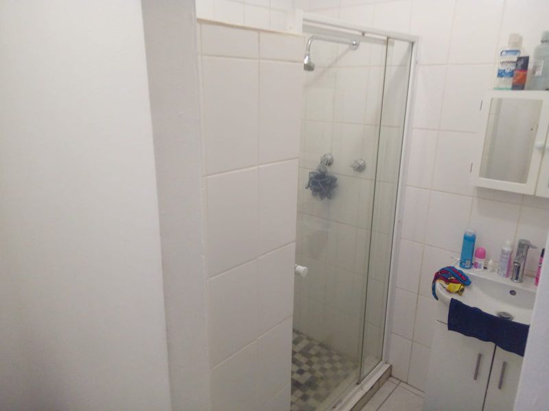 Room with own bathroom in a beautiful garden. - Photo 8