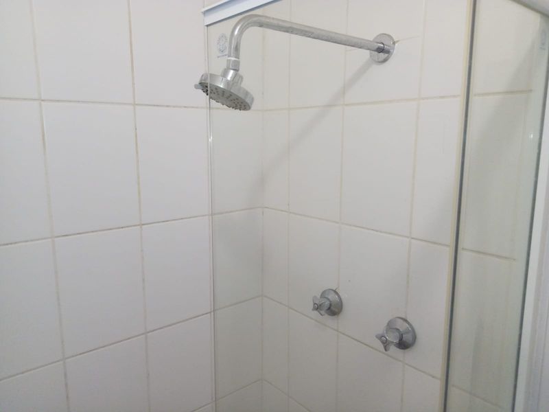Room with own bathroom in a beautiful garden. - Photo 10
