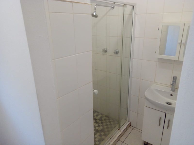 Room with own bathroom in a beautiful garden. - Photo 8