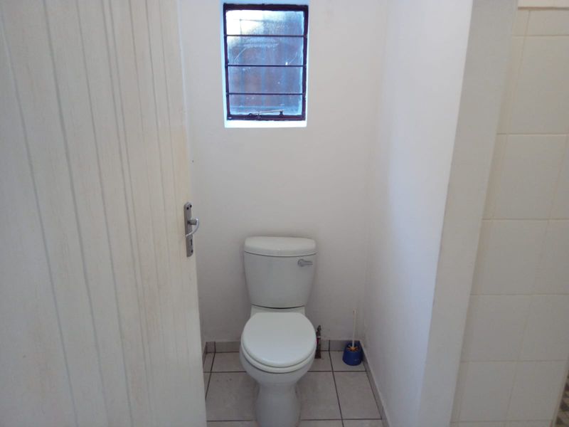 Room with own bathroom in a beautiful garden. - Photo 9