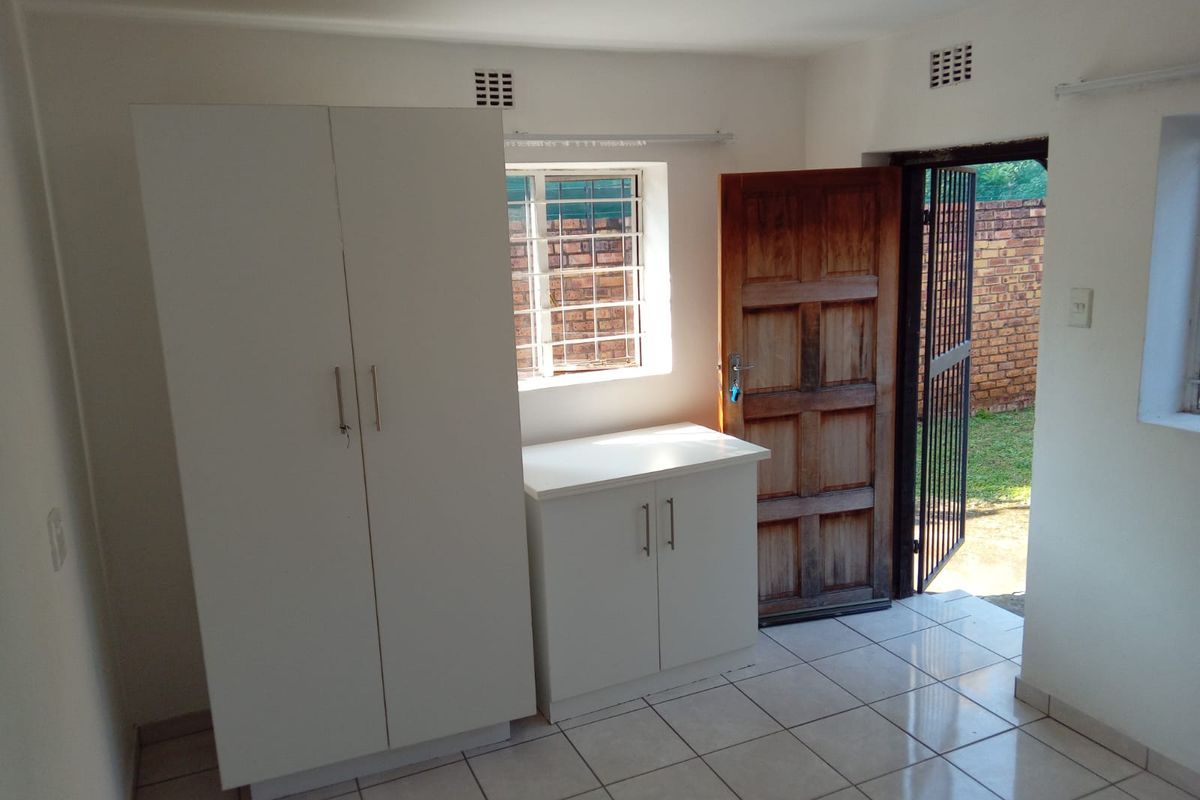 Room with own bathroom in a beautiful garden. - Photo 2