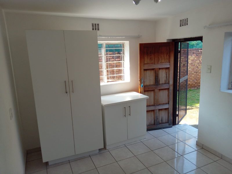 Room with own bathroom in a beautiful garden. - Photo 2