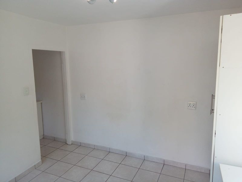 Room with own bathroom in a beautiful garden. - Photo 1