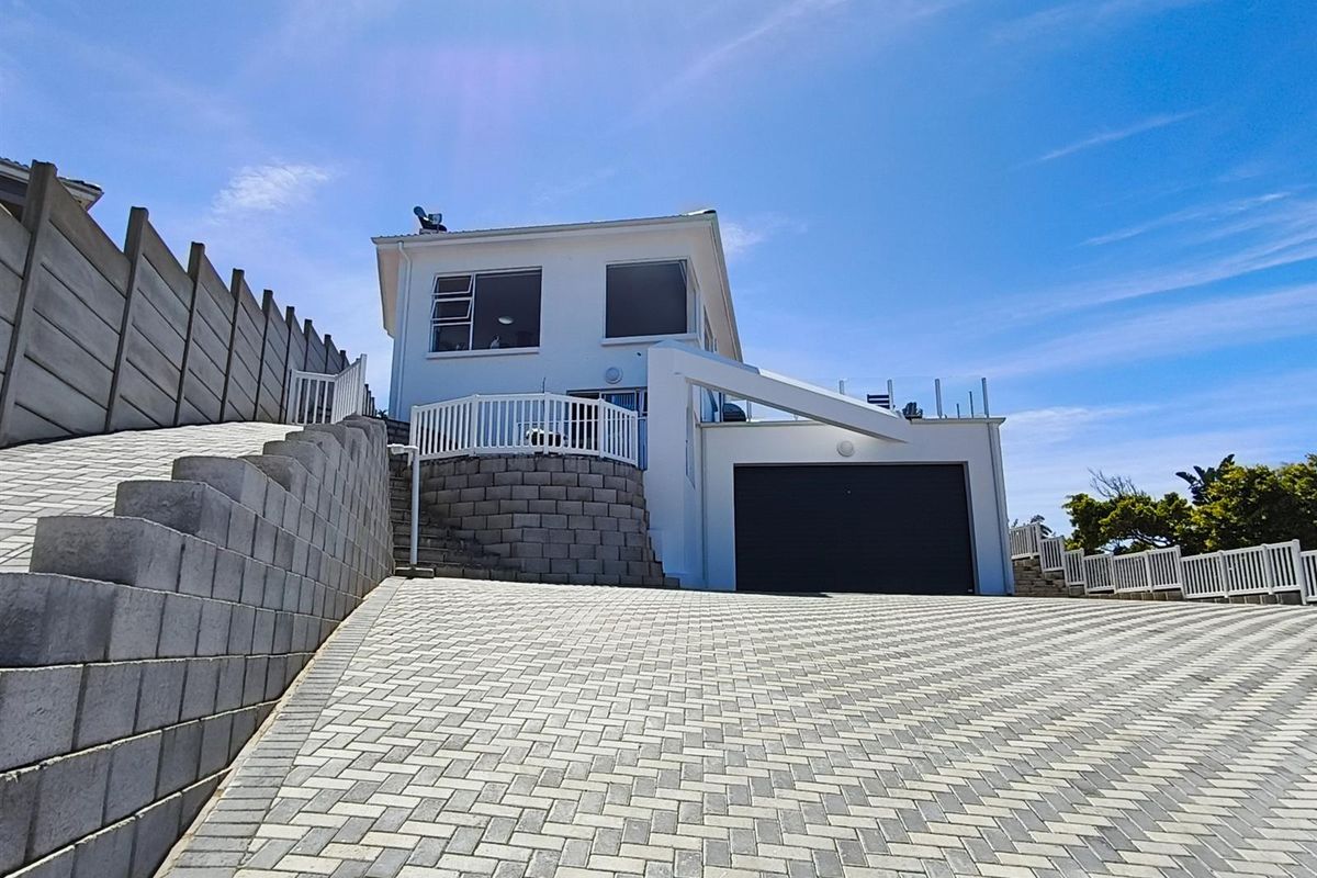 Modern coastal retreat with panoramic ocean views - Photo 3