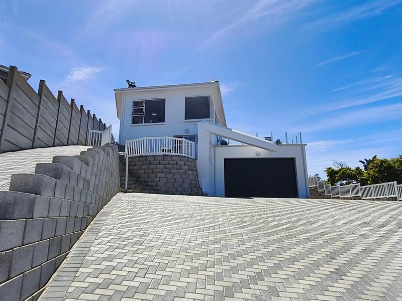 Modern coastal retreat with panoramic ocean views - Photo 3