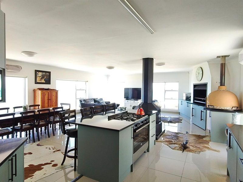Modern coastal retreat with panoramic ocean views - Photo 9