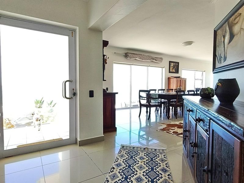 Modern coastal retreat with panoramic ocean views - Photo 7