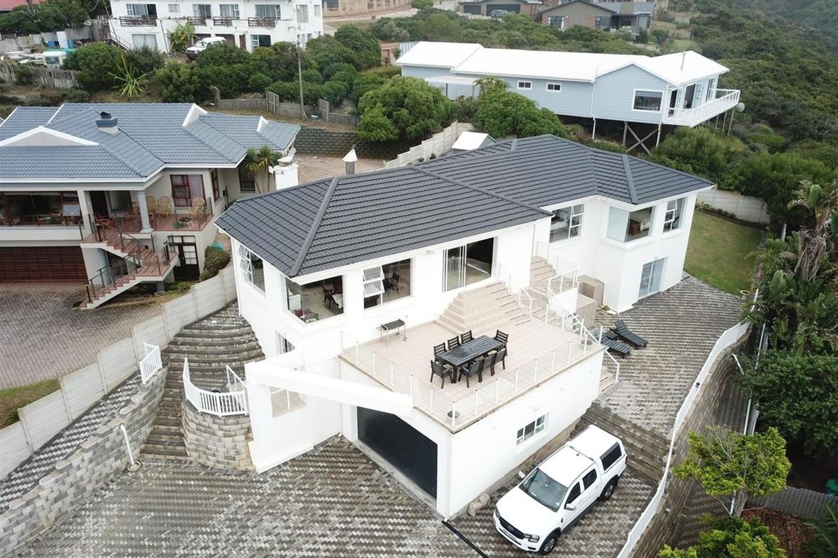 Modern coastal retreat with panoramic ocean views - Photo 2