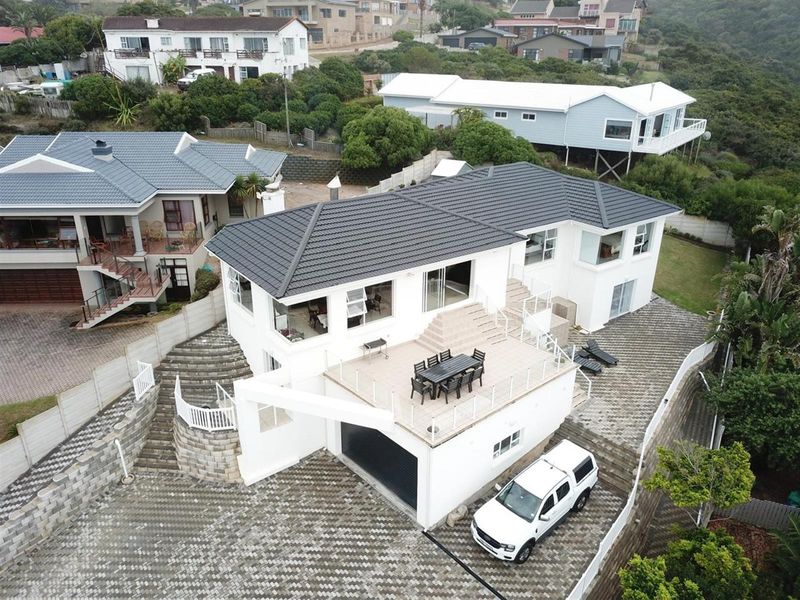 Modern coastal retreat with panoramic ocean views - Photo 2