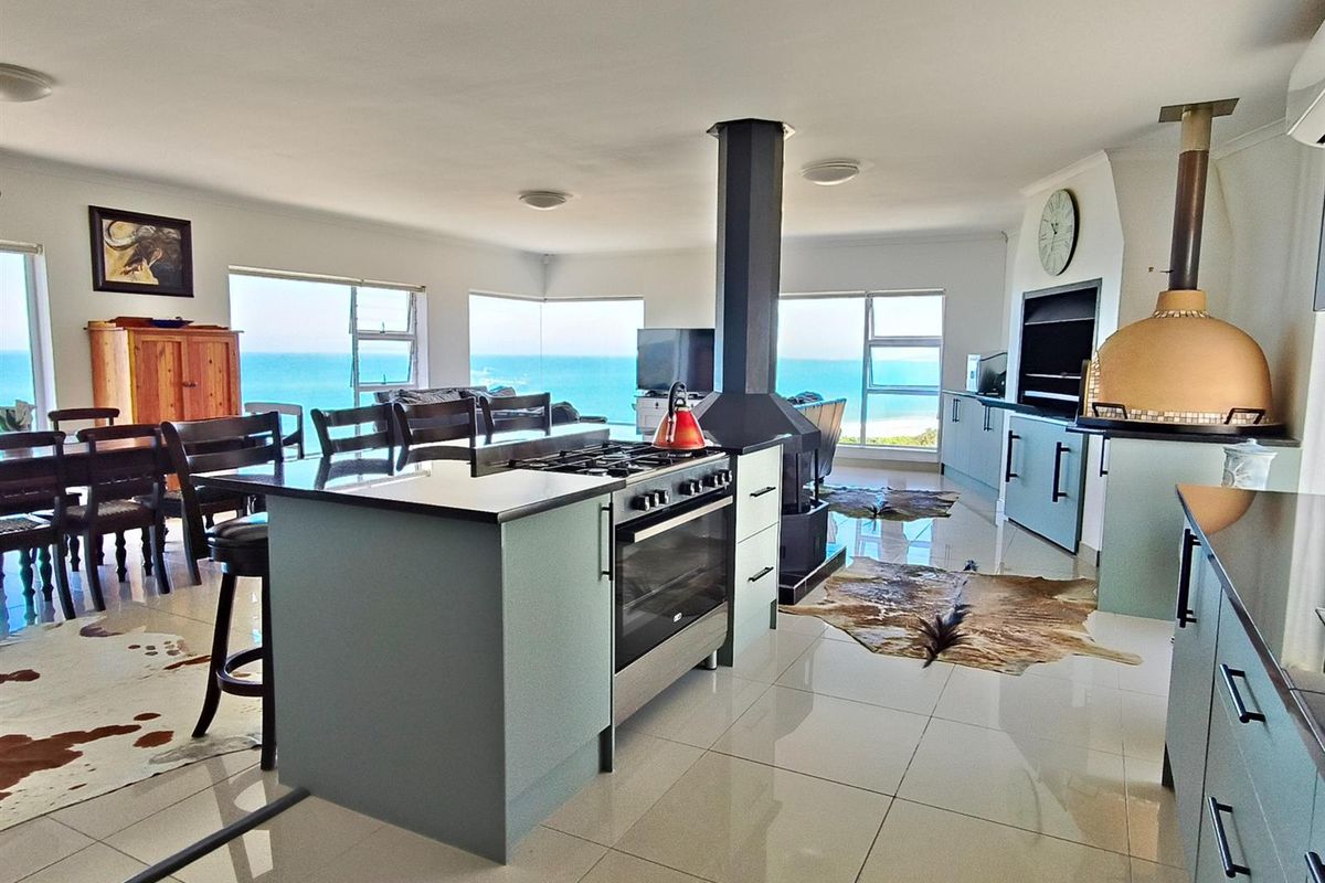 Modern coastal retreat with panoramic ocean views - Photo 4
