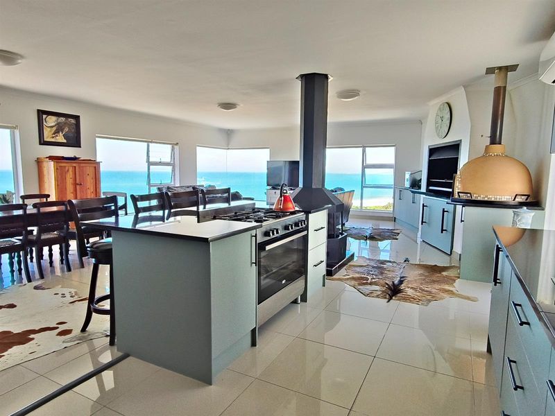 Modern coastal retreat with panoramic ocean views - Photo 4