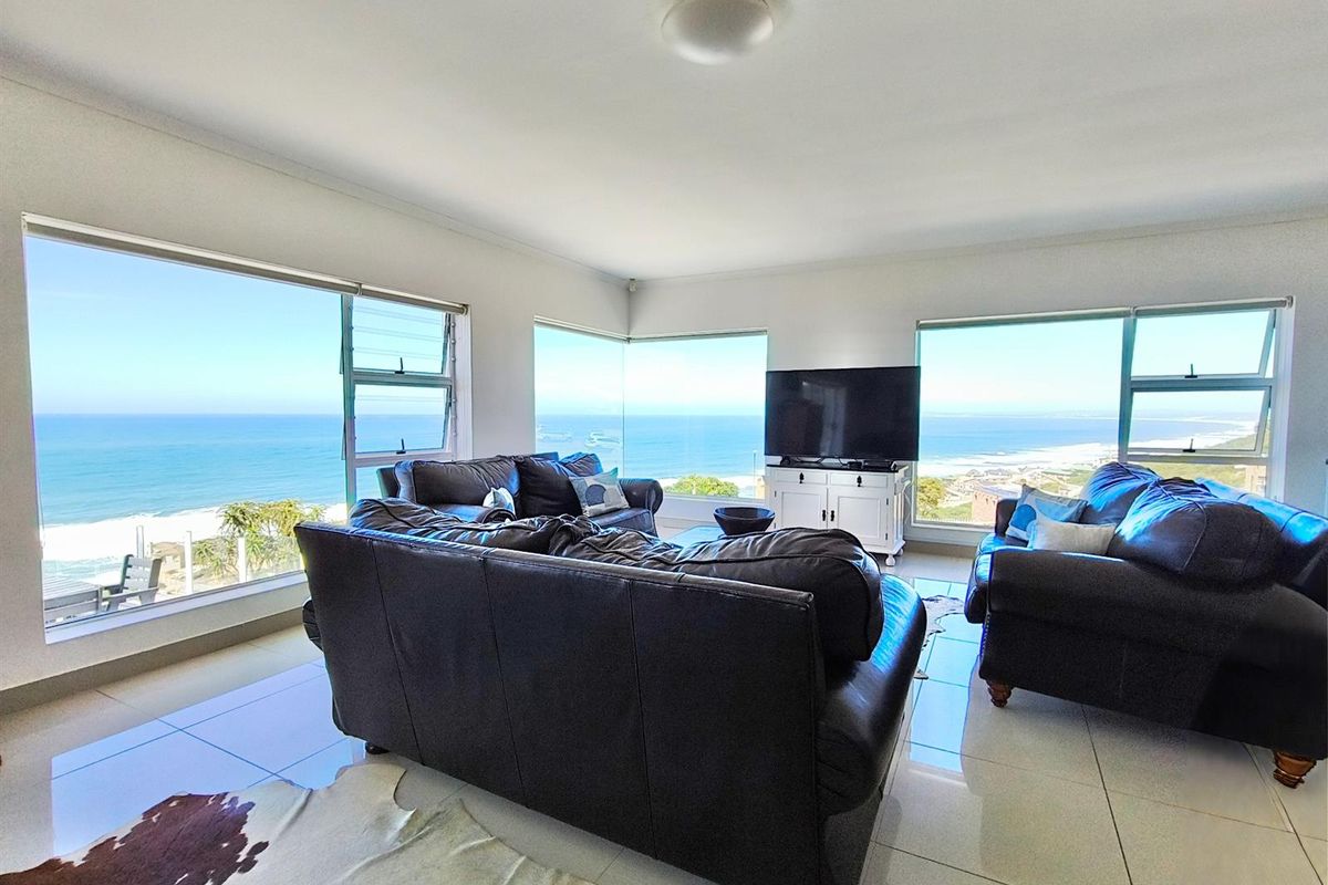 Modern coastal retreat with panoramic ocean views - Photo 5