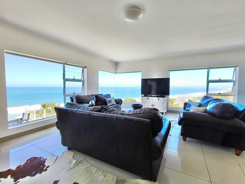 Modern coastal retreat with panoramic ocean views - Photo 5