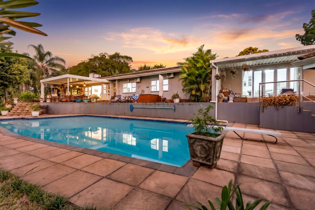 Cowies Hill Estate Entertainer’s Dream. Multi-Gen Living. Dual Access and Energy Efficient! - Photo 2