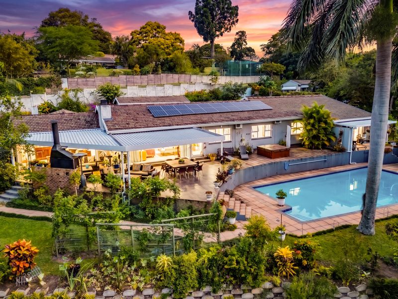 Cowies Hill Estate Entertainer’s Dream. Multi-Gen Living. Dual Access and Energy Efficient! - Photo 3