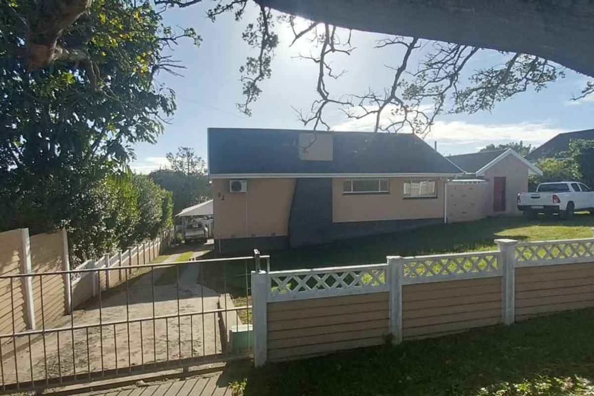 4 Bedroom family home with a seperate one bedroom flatet and swimming pool - Photo 2