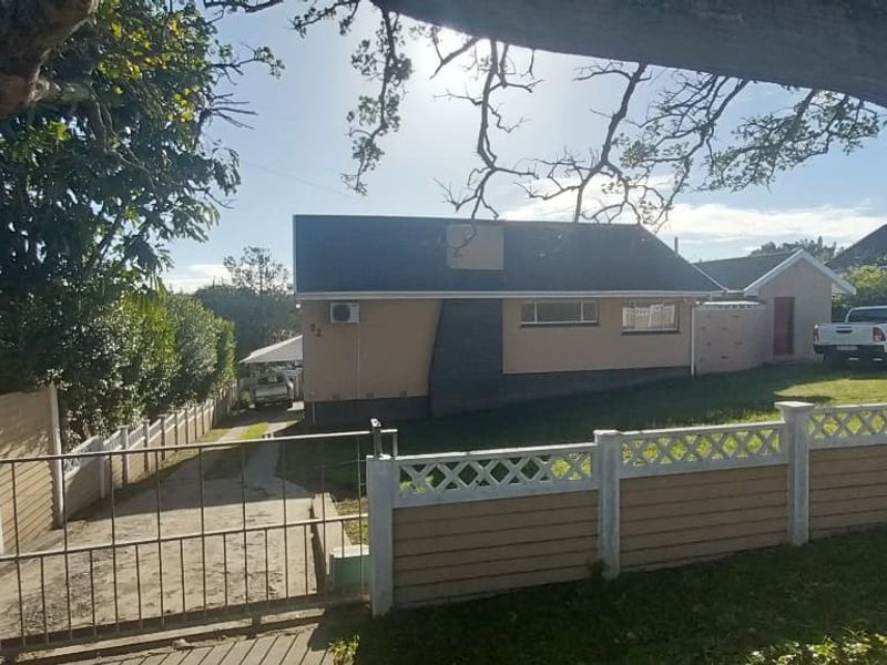 4 Bedroom family home with a seperate one bedroom flatet and swimming pool - Photo 2