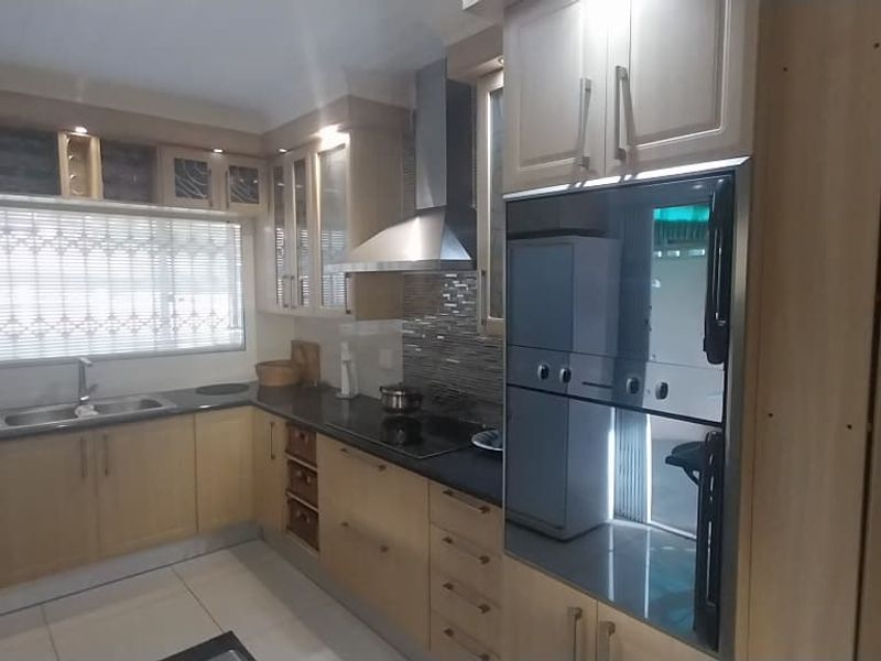 4 Bedroom family home with a seperate one bedroom flatet and swimming pool - Photo 6