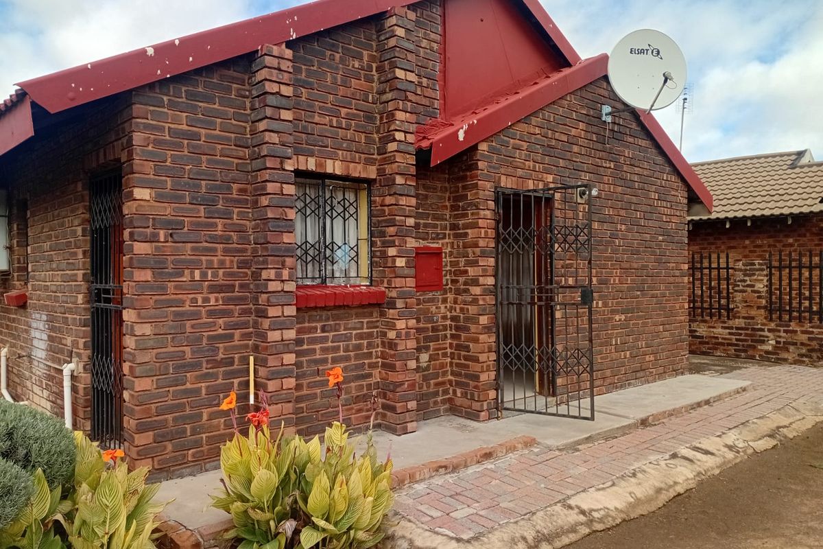Secure 3-Bedroom Family Home in Mmabatho - Photo 2