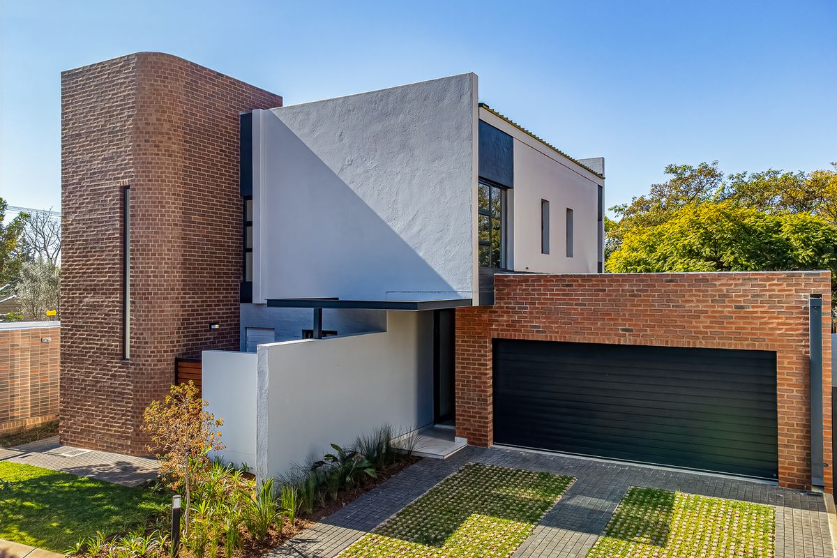 Where executive elegance meets effortless living in the heart of Lynnwood Glen - Photo 2