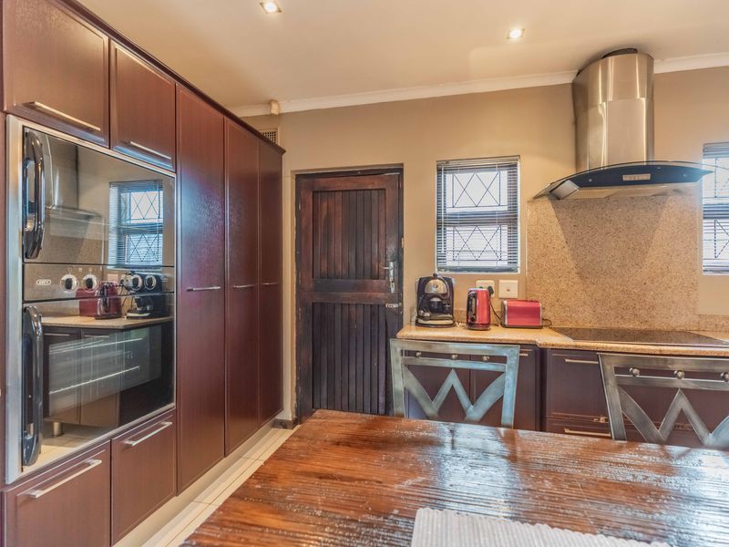 Prime Berea West Level Family Home. Dual Living Option & Development Potential! - Photo 10