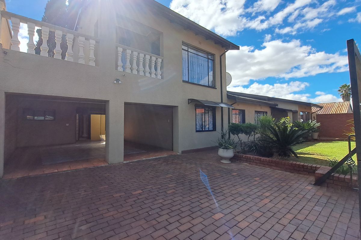 Stunning 4 Bed 3Bath Double Garage Home With Cottage And Sparkling Pool - Eldorado Park - Photo 4