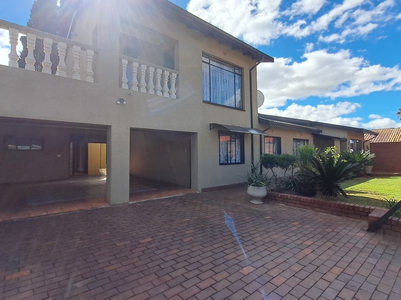 Stunning 4 Bed 3Bath Double Garage Home With Cottage And Sparkling Pool - Eldorado Park - Photo 4