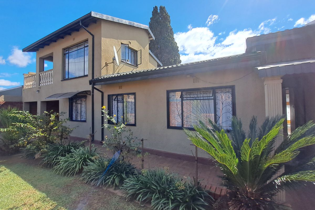 Stunning 4 Bed 3Bath Double Garage Home With Cottage And Sparkling Pool - Eldorado Park - Photo 5