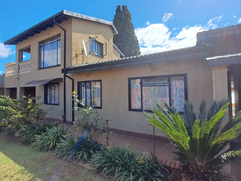 Stunning 4 Bed 3Bath Double Garage Home With Cottage And Sparkling Pool - Eldorado Park - Photo 5