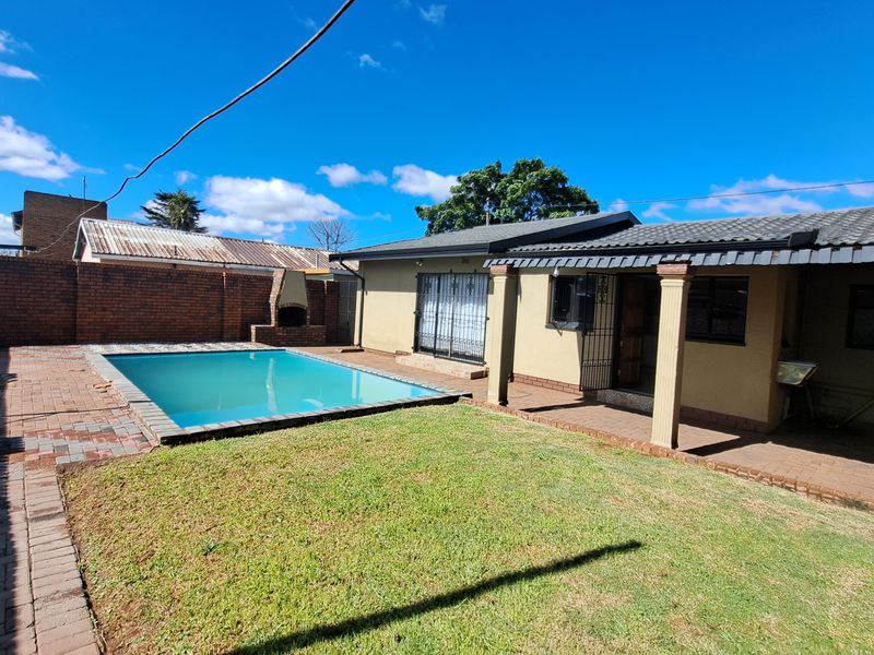 Stunning 4 Bed 3Bath Double Garage Home With Cottage And Sparkling Pool - Eldorado Park - Photo 10