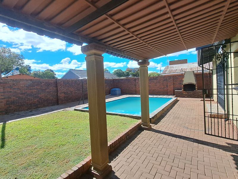 Stunning 4 Bed 3Bath Double Garage Home With Cottage And Sparkling Pool - Eldorado Park - Photo 9