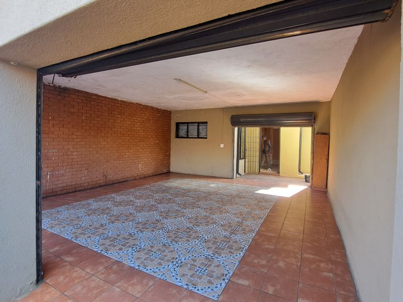 Stunning 4 Bed 3Bath Double Garage Home With Cottage And Sparkling Pool - Eldorado Park - Photo 7