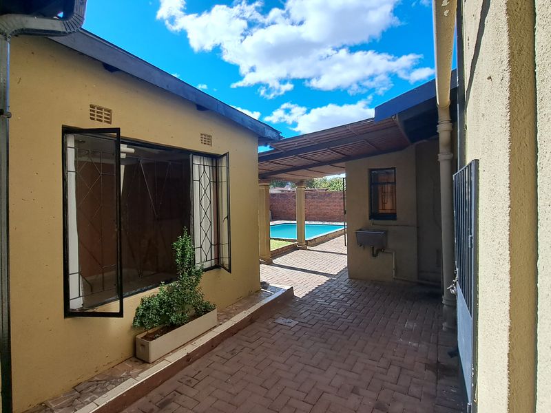 Stunning 4 Bed 3Bath Double Garage Home With Cottage And Sparkling Pool - Eldorado Park - Photo 8