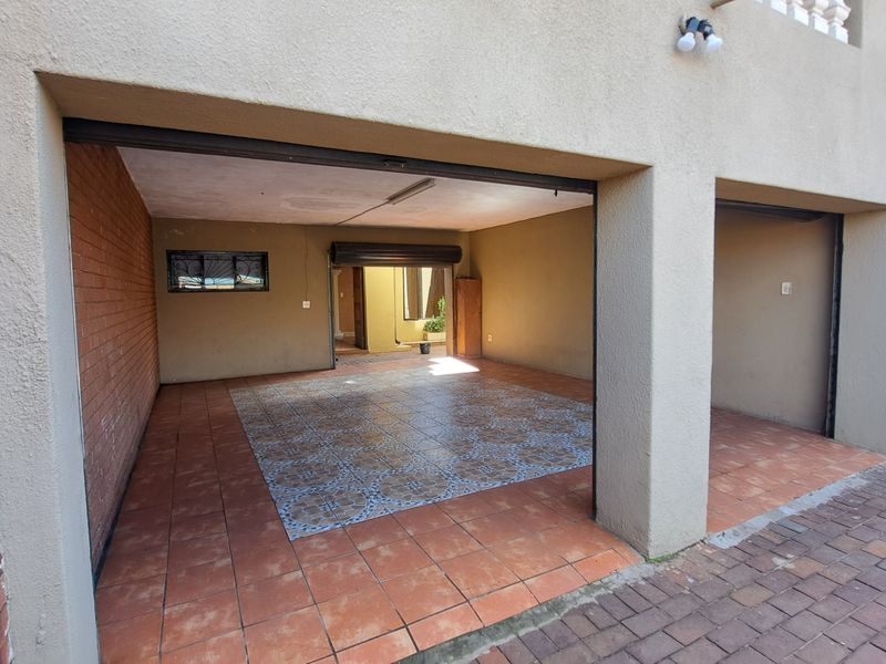 Stunning 4 Bed 3Bath Double Garage Home With Cottage And Sparkling Pool - Eldorado Park - Photo 6