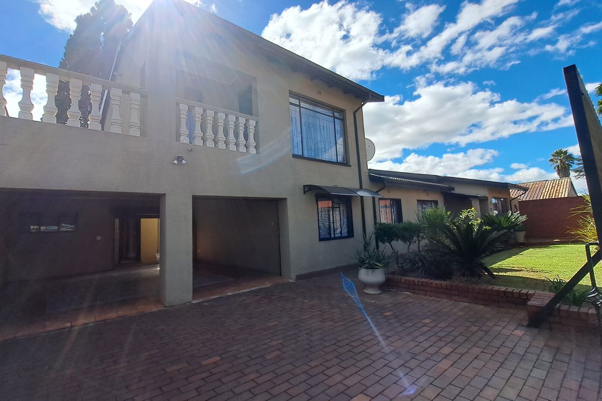 Stunning 4 Bed 3Bath Double Garage Home With Cottage And Sparkling Pool - Eldorado Park - Photo 2