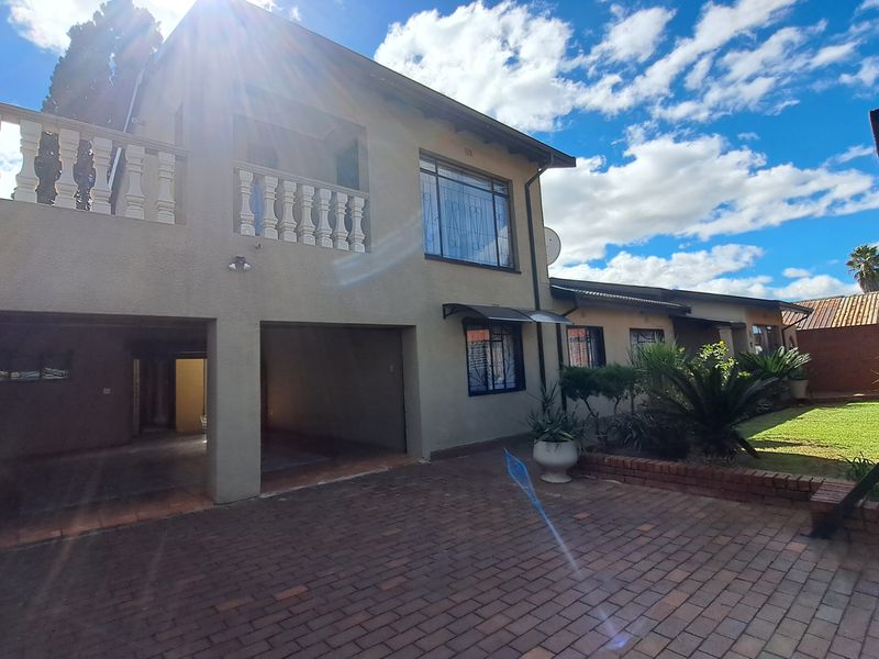 Stunning 4 Bed 3Bath Double Garage Home With Cottage And Sparkling Pool - Eldorado Park - Photo 2