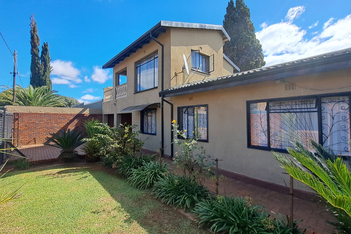 Stunning 4 Bed 3Bath Double Garage Home With Cottage And Sparkling Pool - Eldorado Park - Photo 3
