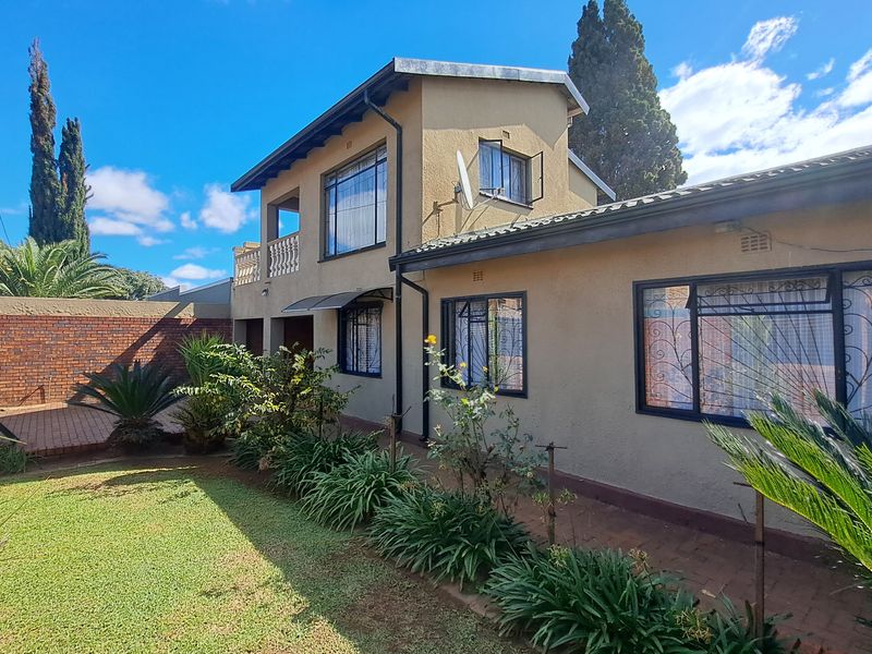 Stunning 4 Bed 3Bath Double Garage Home With Cottage And Sparkling Pool - Eldorado Park - Photo 3