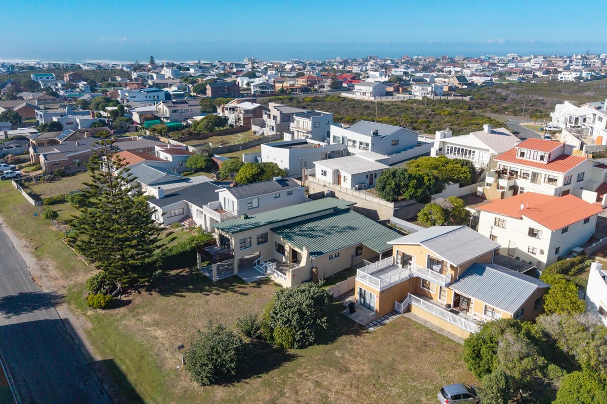 Spacious Coastal Retreat in the Heart of Struisbaai - Photo 3