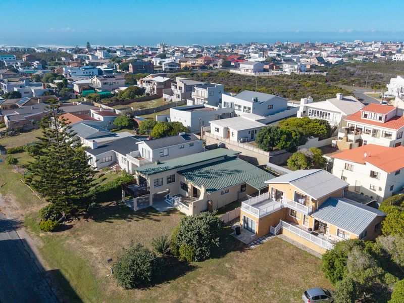 Spacious Coastal Retreat in the Heart of Struisbaai - Photo 3