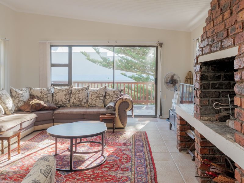 Spacious Coastal Retreat in the Heart of Struisbaai - Photo 10