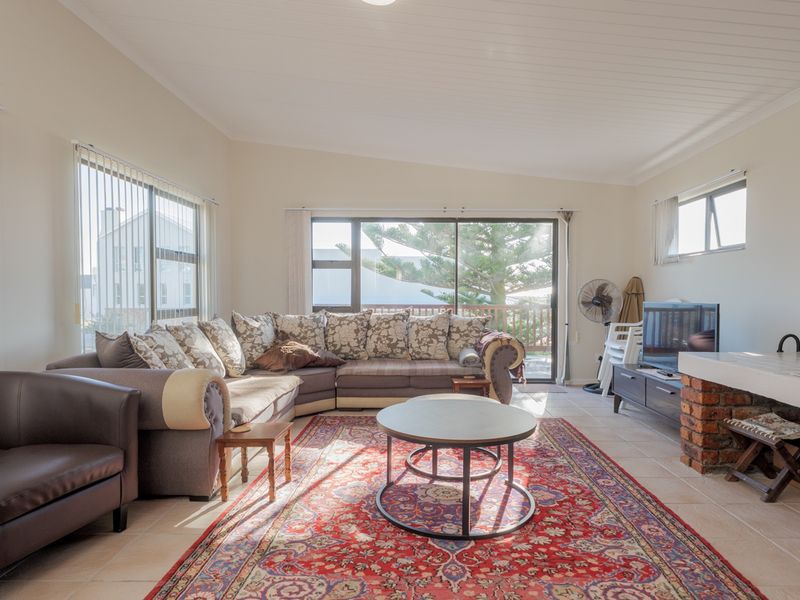 Spacious Coastal Retreat in the Heart of Struisbaai - Photo 9
