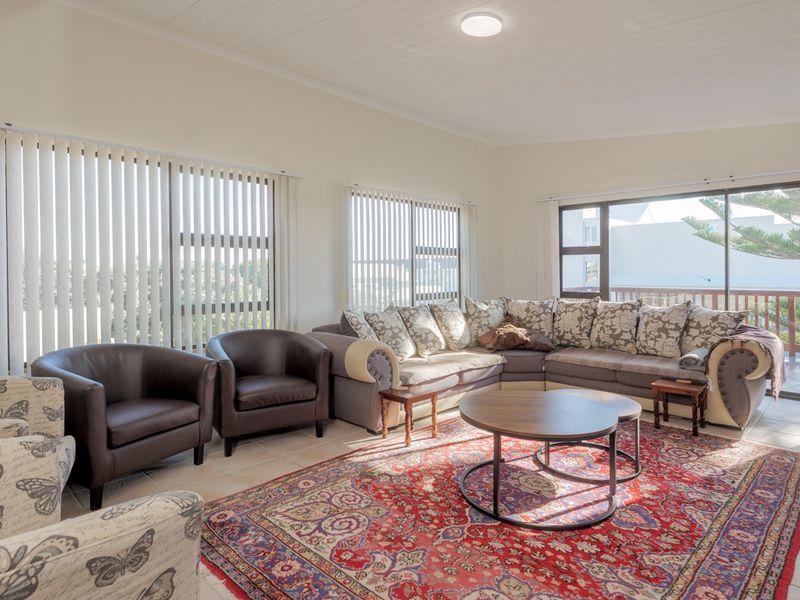Spacious Coastal Retreat in the Heart of Struisbaai - Photo 8