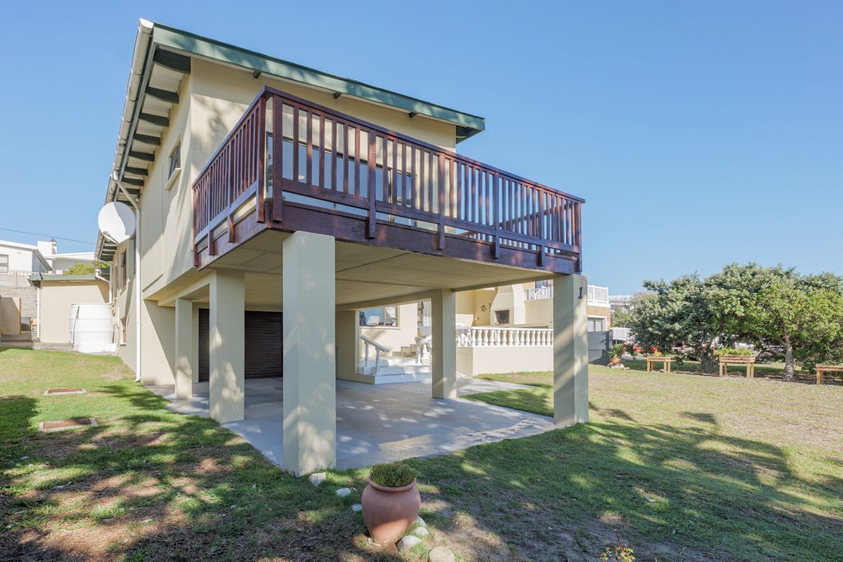 Spacious Coastal Retreat in the Heart of Struisbaai - Photo 2